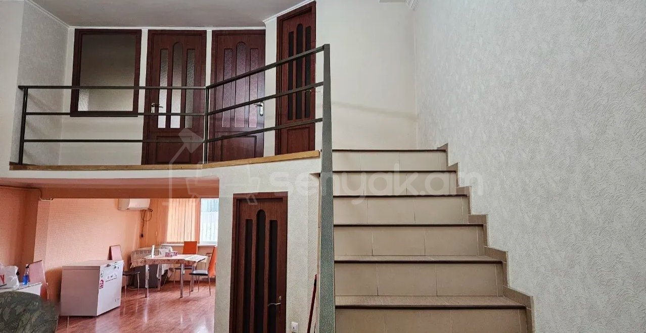 3 Սենյականոց Բնակարան Քարե Շենքում, 105քմ, 3/4 հարկ, Նորմալ Վիճակում, Կահավորված