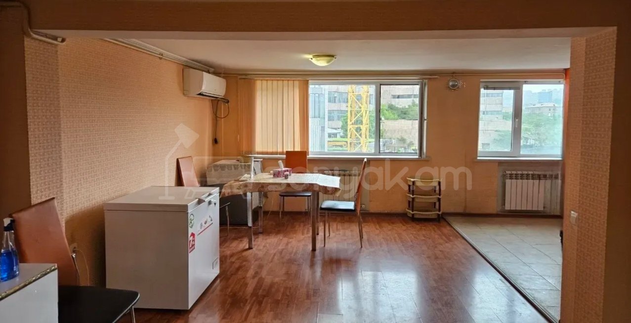 3 Սենյականոց Բնակարան Քարե Շենքում, 105քմ, 3/4 հարկ, Նորմալ Վիճակում, Կահավորված