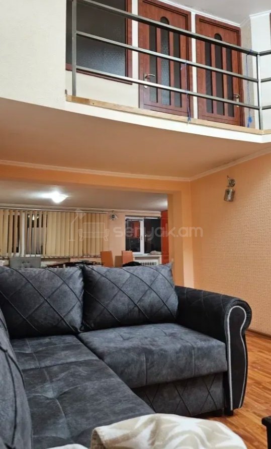 3 Սենյականոց Բնակարան Քարե Շենքում, 105քմ, 3/4 հարկ, Նորմալ Վիճակում, Կահավորված