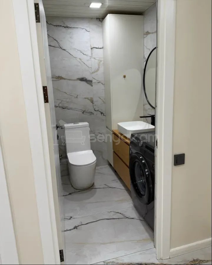 3 Սենյականոց Բնակարան Քարե Շենքում, 114քմ, 4/5 հարկ, Կապիտալ Վերանորոգված