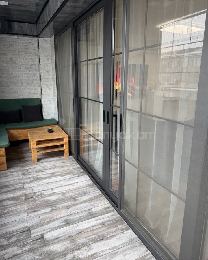 3 Սենյականոց Բնակարան Քարե Շենքում, 114քմ, 4/5 հարկ, Կապիտալ Վերանորոգված