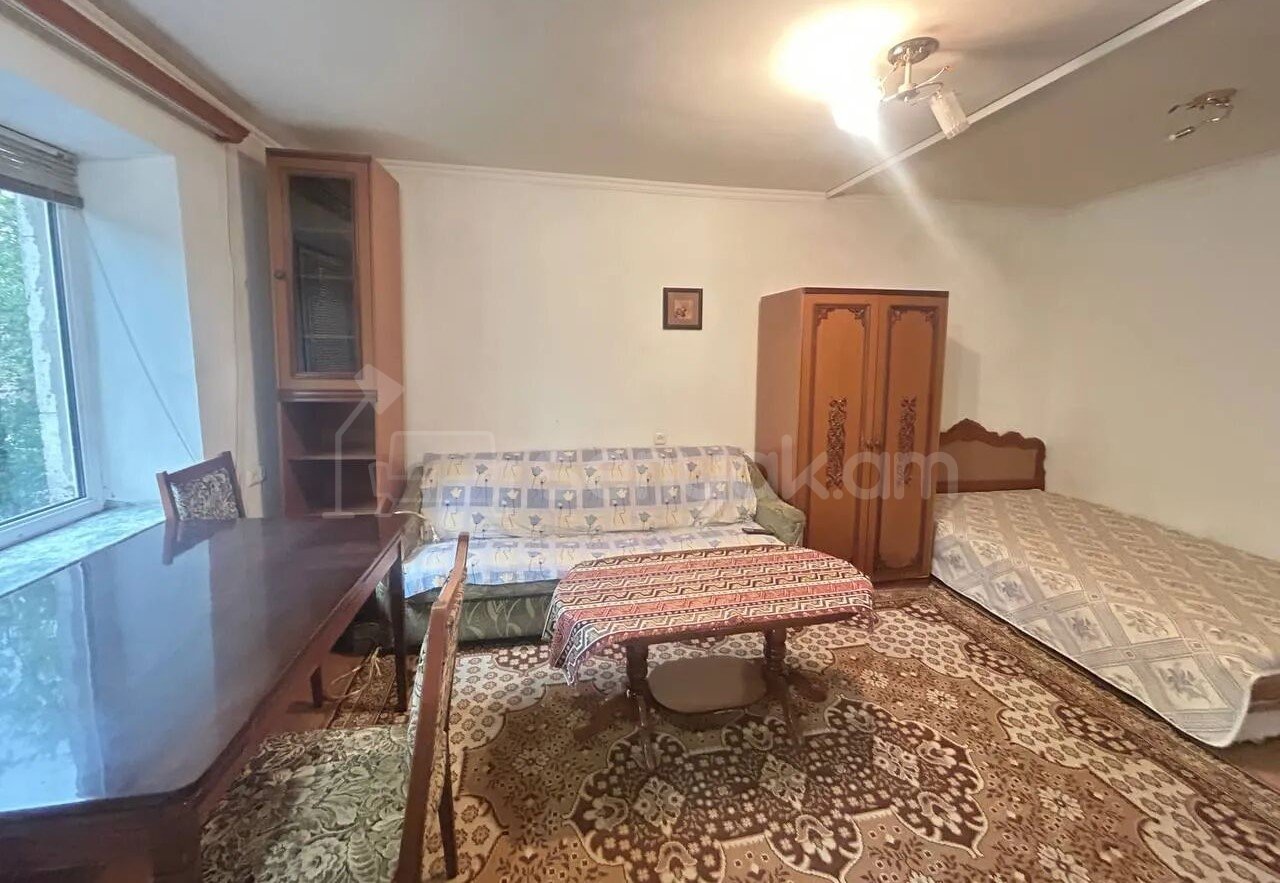 1 Սենյականոց Բնակարան Քարե Շենքում, 30քմ, 2/5 հարկ, Նորմալ Վիճակում