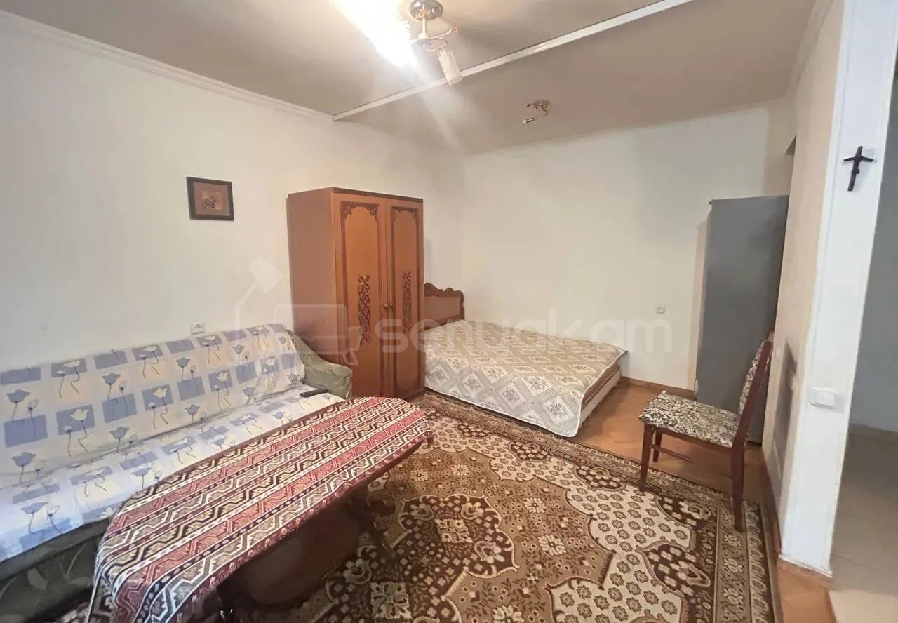 1 Սենյականոց Բնակարան Քարե Շենքում, 30քմ, 2/5 հարկ, Նորմալ Վիճակում