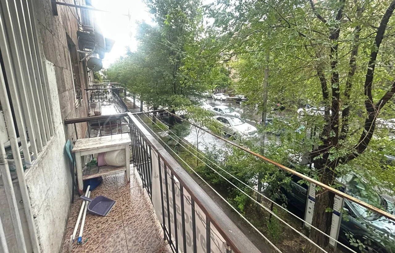 1 Սենյականոց Բնակարան Քարե Շենքում, 30քմ, 2/5 հարկ, Նորմալ Վիճակում