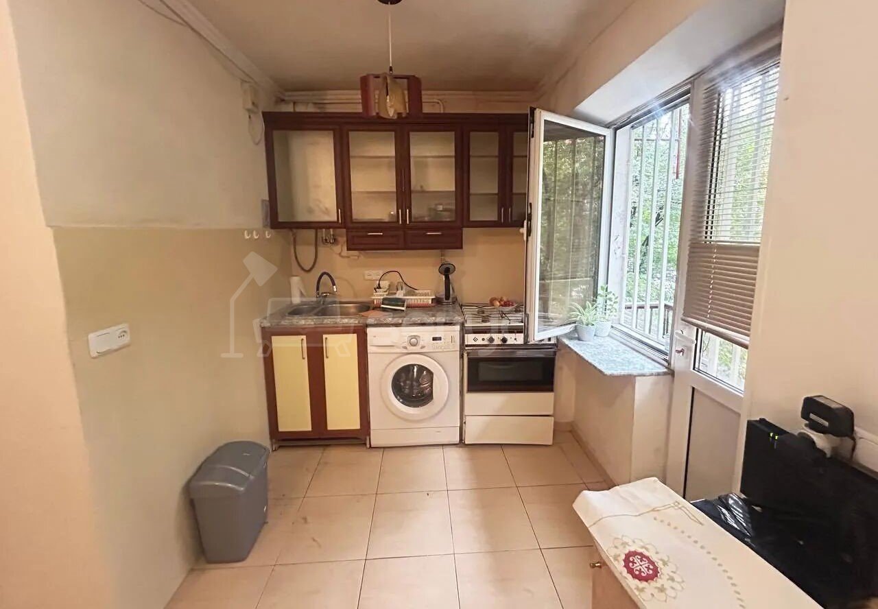 1 Սենյականոց Բնակարան Քարե Շենքում, 30քմ, 2/5 հարկ, Նորմալ Վիճակում