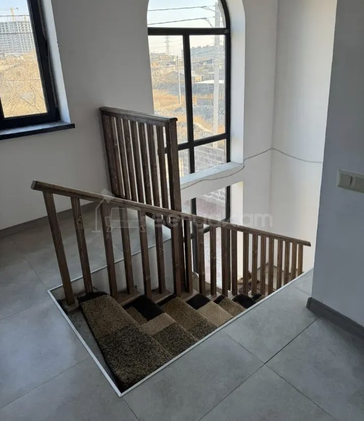 3 Սենյականոց Բնակարան Քարե Շենքում, 70քմ, 1/3 հարկ, Նորմալ Վիճակում, Կահավորված, Արևկող