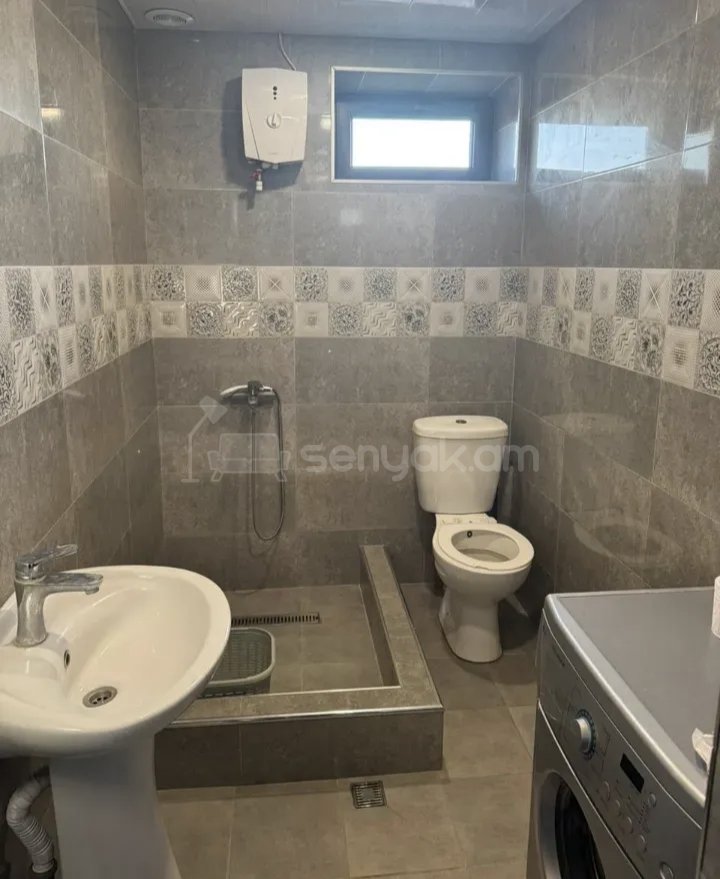 3 Սենյականոց Բնակարան Քարե Շենքում, 70քմ, 1/3 հարկ, Նորմալ Վիճակում, Կահավորված, Արևկող