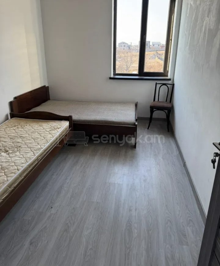 3 Սենյականոց Բնակարան Քարե Շենքում, 70քմ, 1/3 հարկ, Նորմալ Վիճակում, Կահավորված, Արևկող