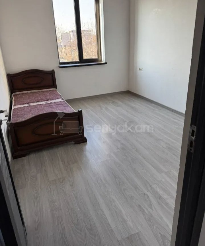 3 Սենյականոց Բնակարան Քարե Շենքում, 70քմ, 1/3 հարկ, Նորմալ Վիճակում, Կահավորված, Արևկող