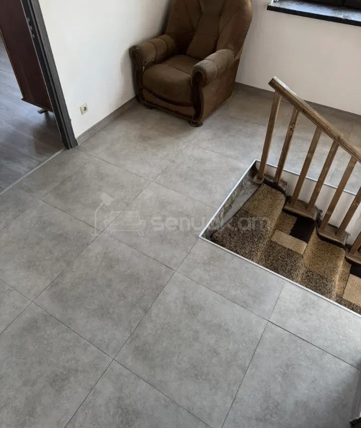 3 Սենյականոց Բնակարան Քարե Շենքում, 70քմ, 1/3 հարկ, Նորմալ Վիճակում, Կահավորված, Արևկող