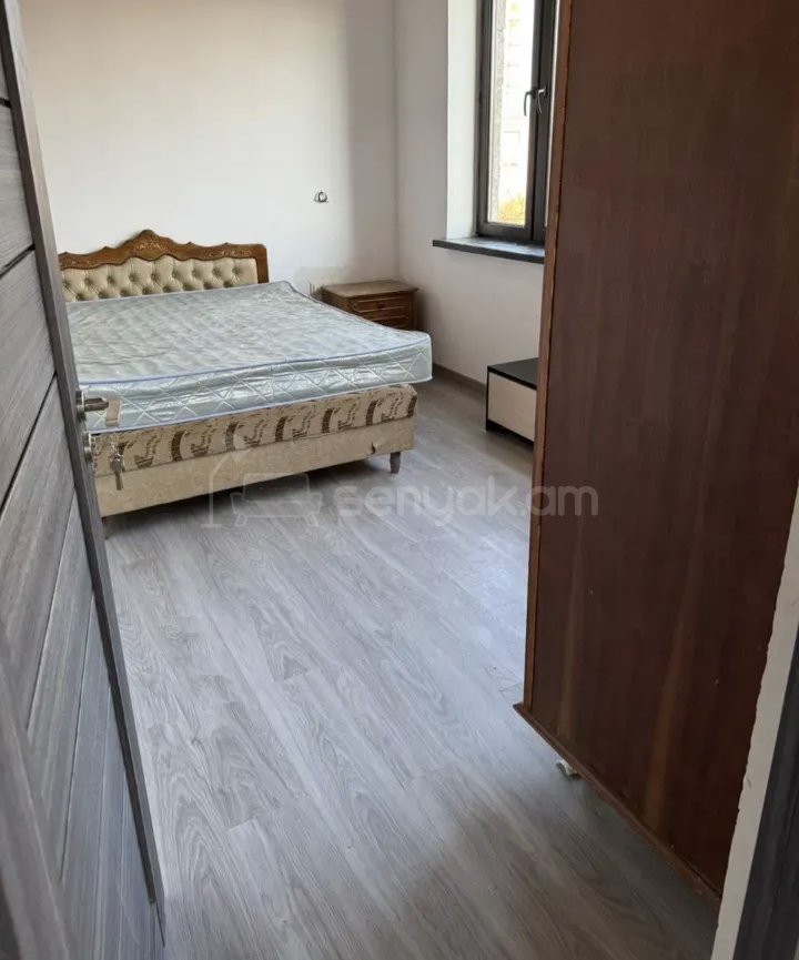 3 Սենյականոց Բնակարան Քարե Շենքում, 70քմ, 1/3 հարկ, Նորմալ Վիճակում, Կահավորված, Արևկող