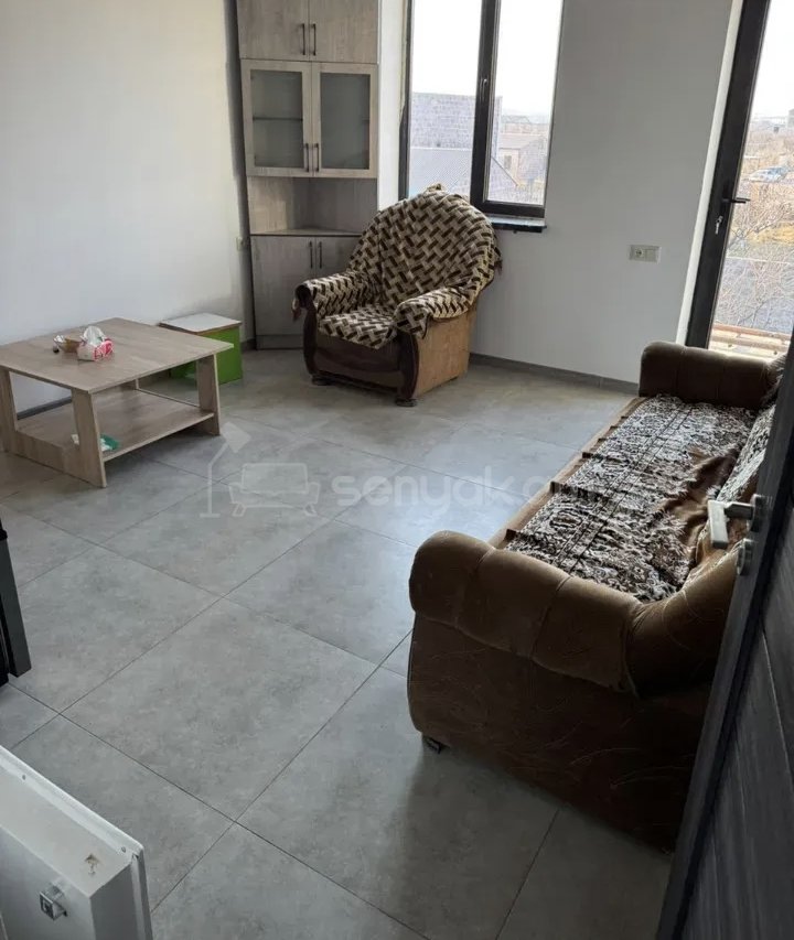 3 Սենյականոց Բնակարան Քարե Շենքում, 70քմ, 1/3 հարկ, Նորմալ Վիճակում, Կահավորված, Արևկող