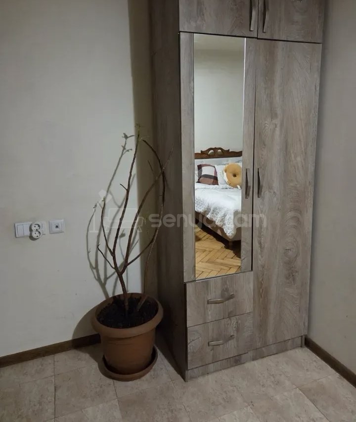 1 Սենյականոց Բնակարան Քարե Շենքում, 40քմ, 3/5 հարկ, Նորմալ Վիճակում, Կահավորված