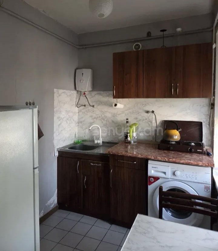 1 Սենյականոց Բնակարան Քարե Շենքում, 40քմ, 3/5 հարկ, Նորմալ Վիճակում, Կահավորված