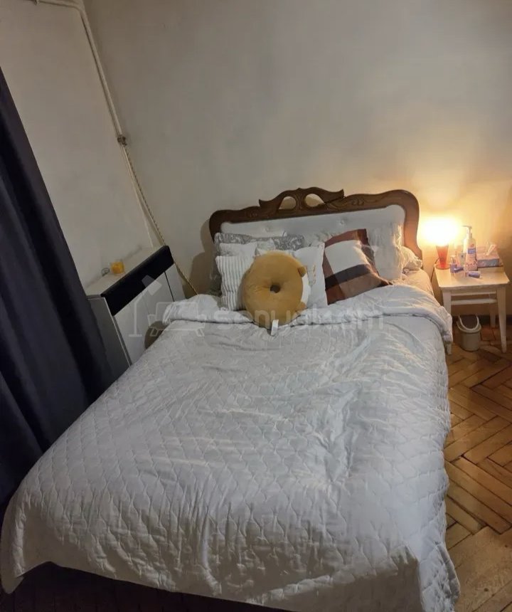 1 Սենյականոց Բնակարան Քարե Շենքում, 40քմ, 3/5 հարկ, Նորմալ Վիճակում, Կահավորված