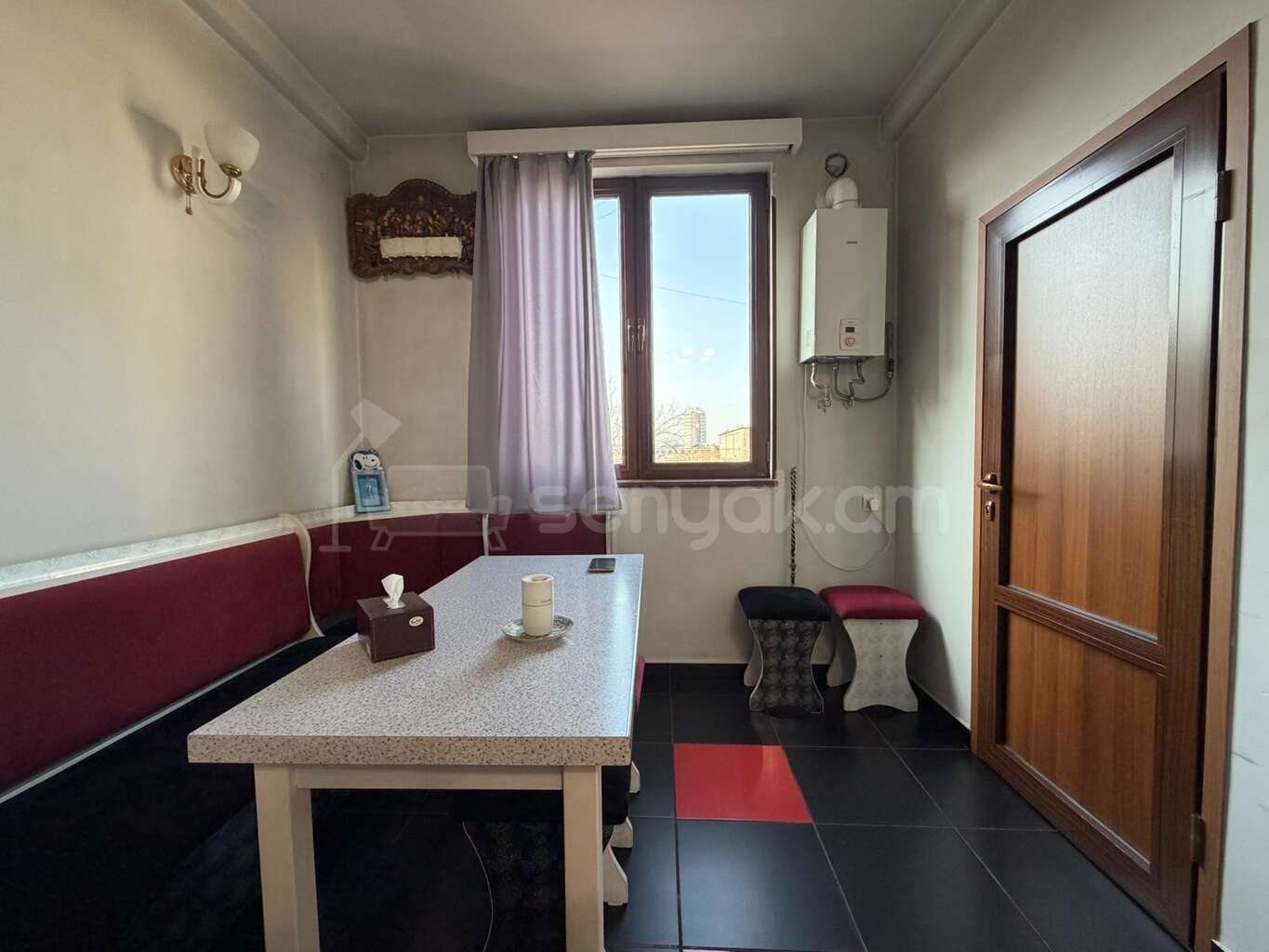 4 Սենյականոց Բնակարան Քարե Շենքում, 105քմ, 3/5 հարկ, Կապիտալ Վերանորոգված