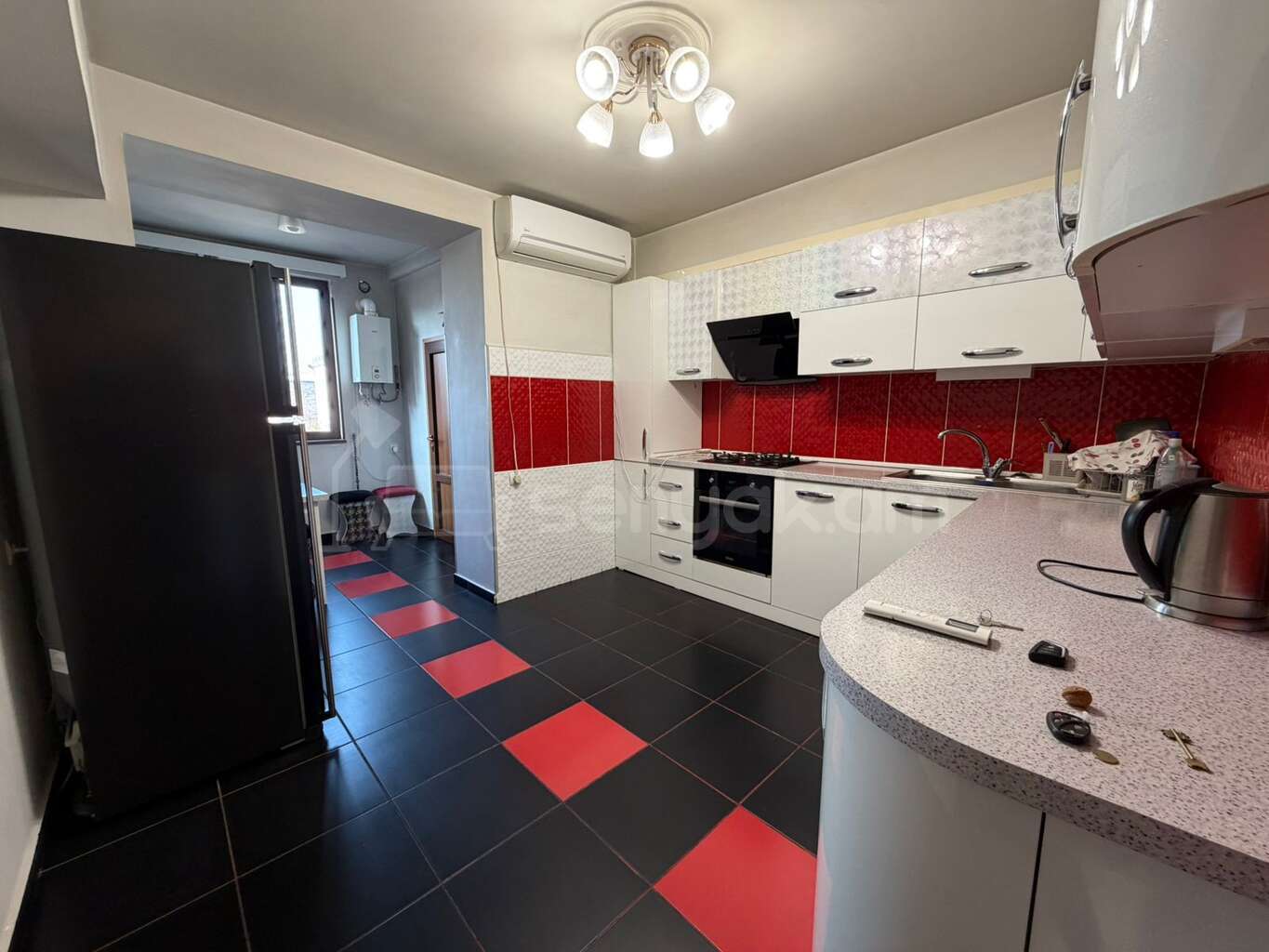 4 Սենյականոց Բնակարան Քարե Շենքում, 105քմ, 3/5 հարկ, Կապիտալ Վերանորոգված