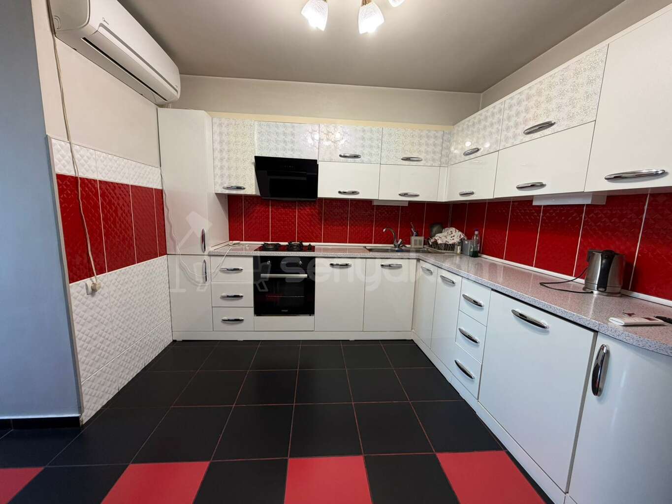 4 Սենյականոց Բնակարան Քարե Շենքում, 105քմ, 3/5 հարկ, Կապիտալ Վերանորոգված