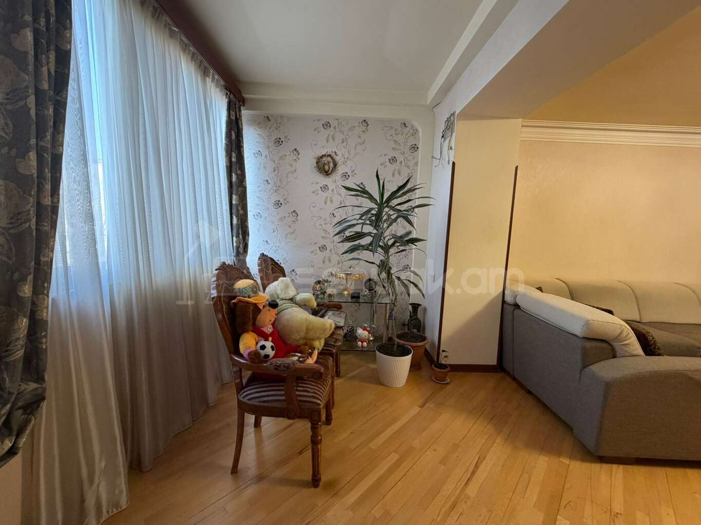 4 Սենյականոց Բնակարան Քարե Շենքում, 105քմ, 3/5 հարկ, Կապիտալ Վերանորոգված