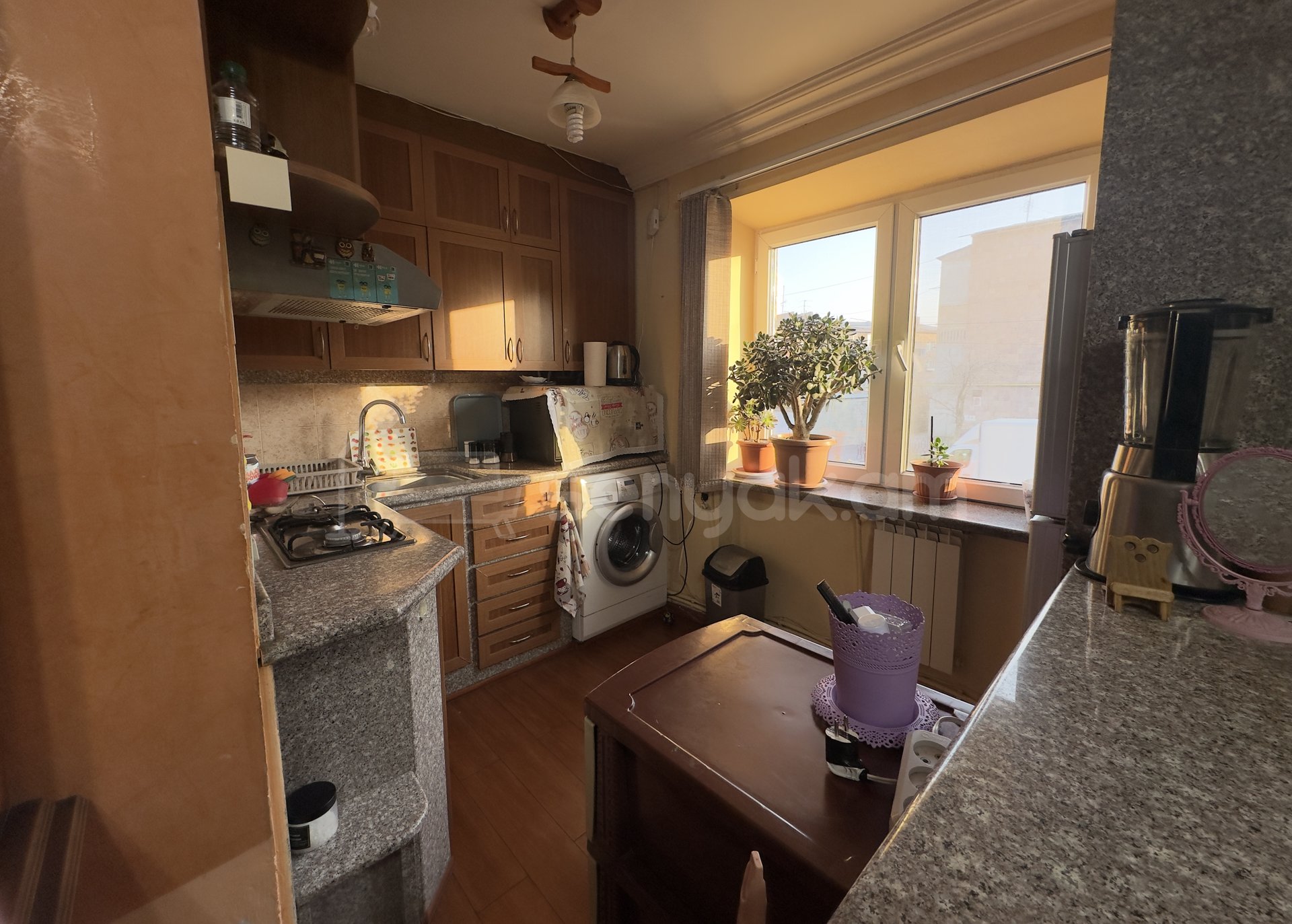 3 Սենյականոց Բնակարան Քարե Շենքում, 50քմ, 2/4 հարկ, Կոսմետիկ Վերանորոգված, Կահավորված