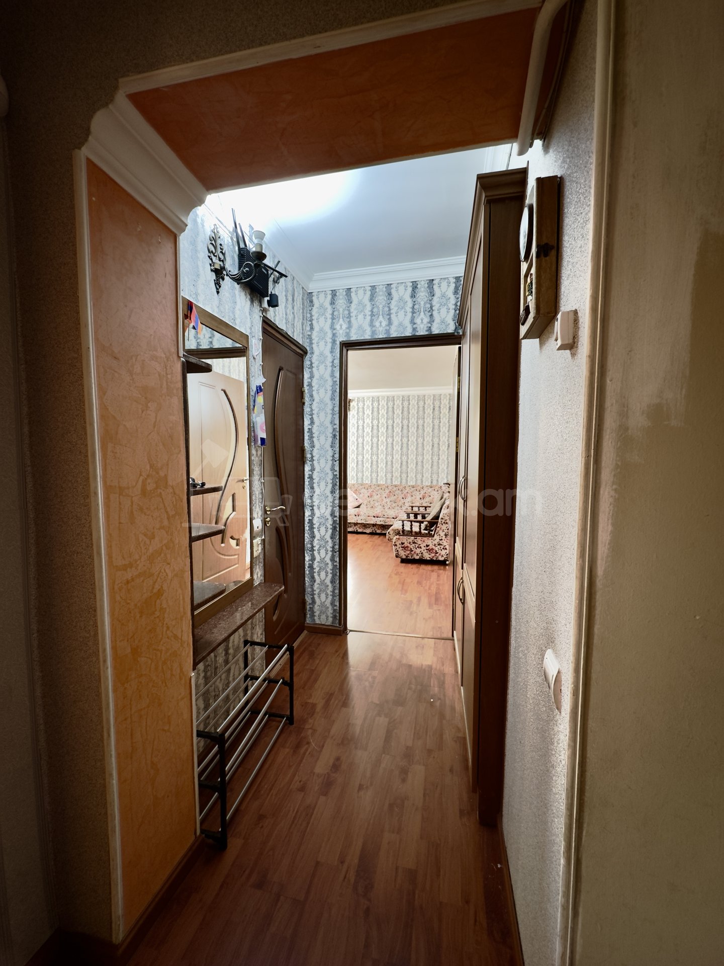 3 Սենյականոց Բնակարան Քարե Շենքում, 50քմ, 2/4 հարկ, Կոսմետիկ Վերանորոգված, Կահավորված