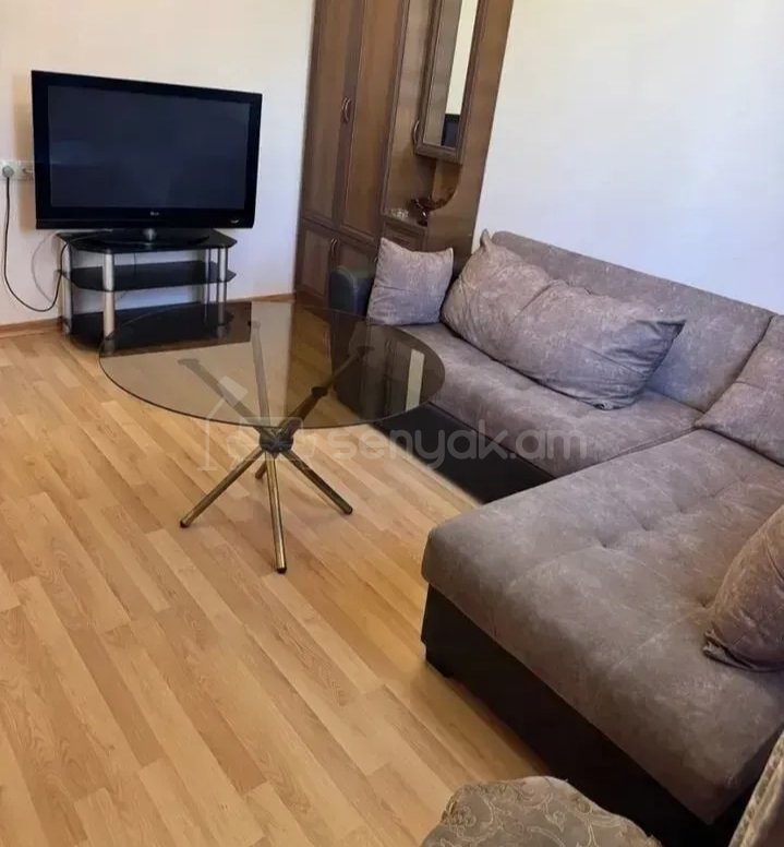 2 Սենյականոց Բնակարան Քարե Շենքում, 40քմ, 2/5 հարկ, Նորմալ Վիճակում, Կահավորված