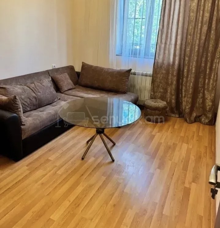 2 Սենյականոց Բնակարան Քարե Շենքում, 40քմ, 2/5 հարկ, Նորմալ Վիճակում, Կահավորված