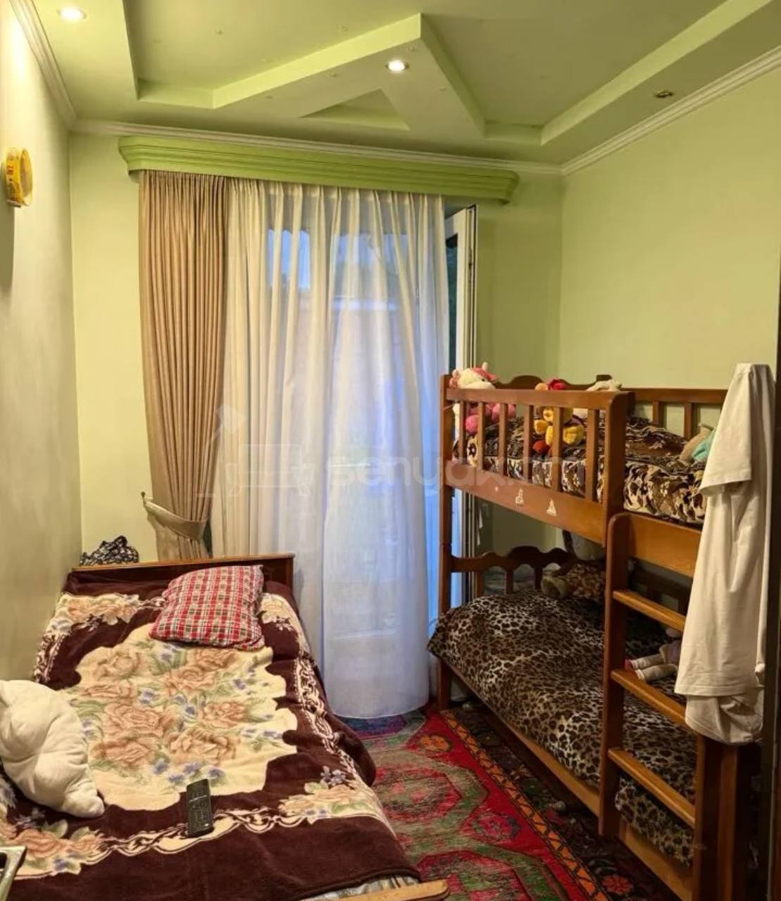 3 Սենյականոց Բնակարան Քարե Շենքում, 80քմ, 5/5 հարկ, Նորմալ Վիճակում, Կահավորված, Արևկող