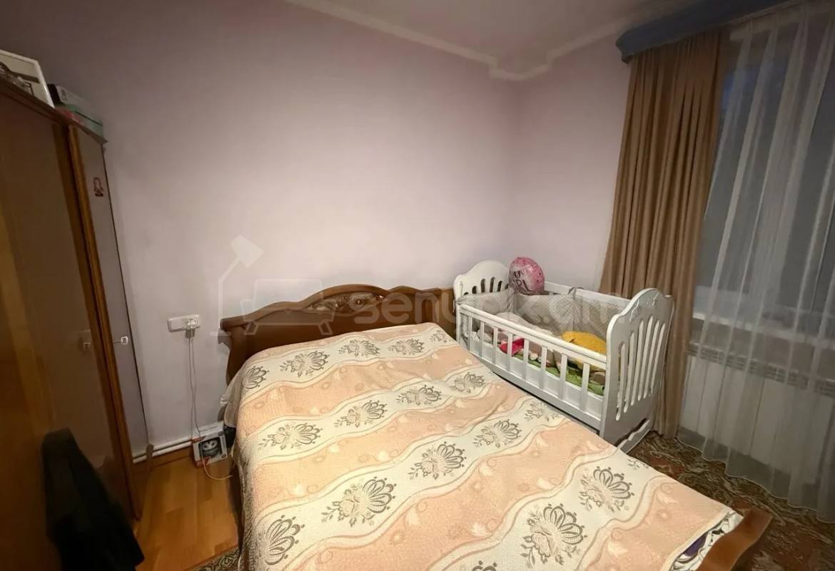 3 Սենյականոց Բնակարան Քարե Շենքում, 80քմ, 5/5 հարկ, Նորմալ Վիճակում, Կահավորված, Արևկող