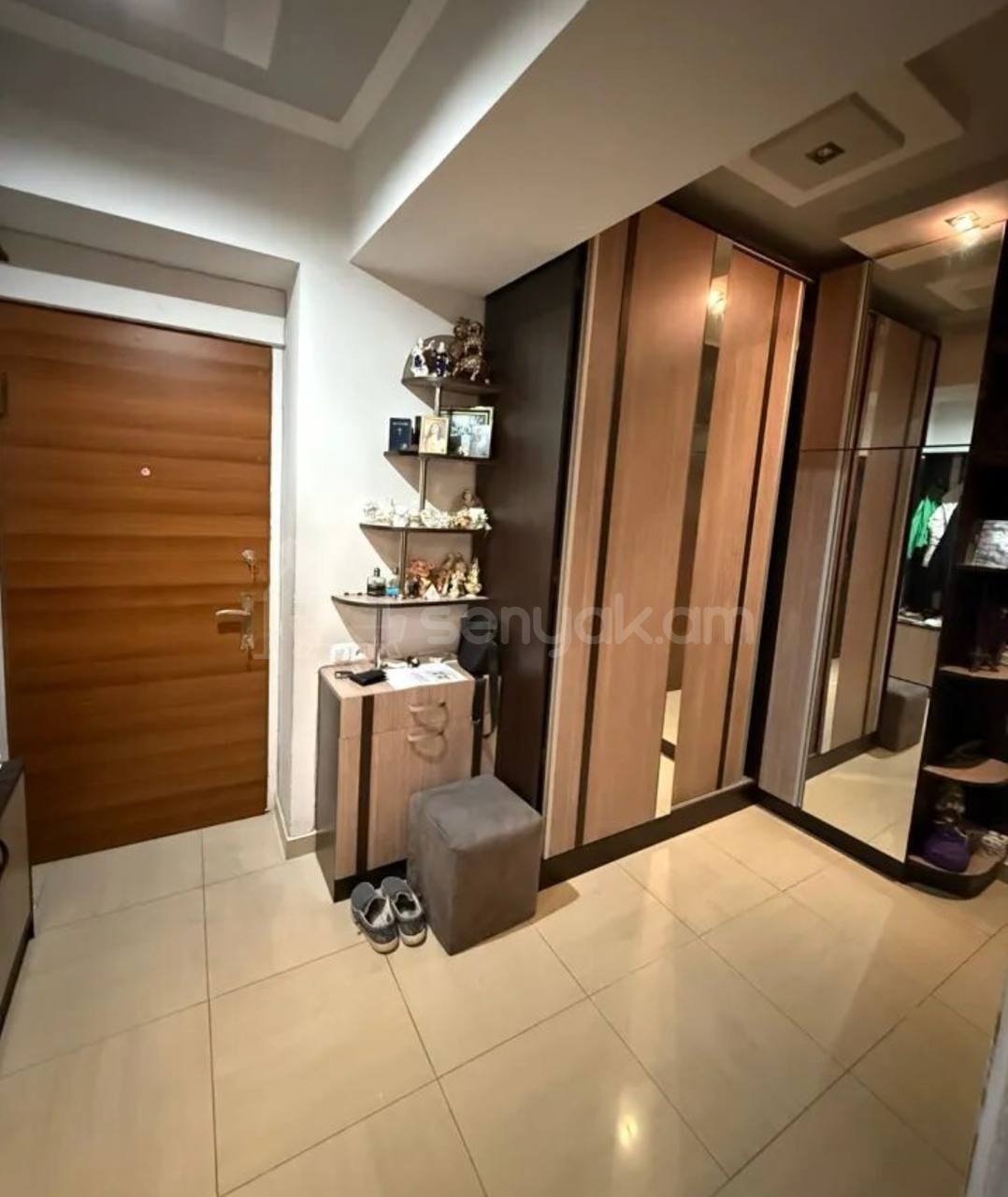 3 Սենյականոց Բնակարան Քարե Շենքում, 80քմ, 5/5 հարկ, Նորմալ Վիճակում, Կահավորված, Արևկող