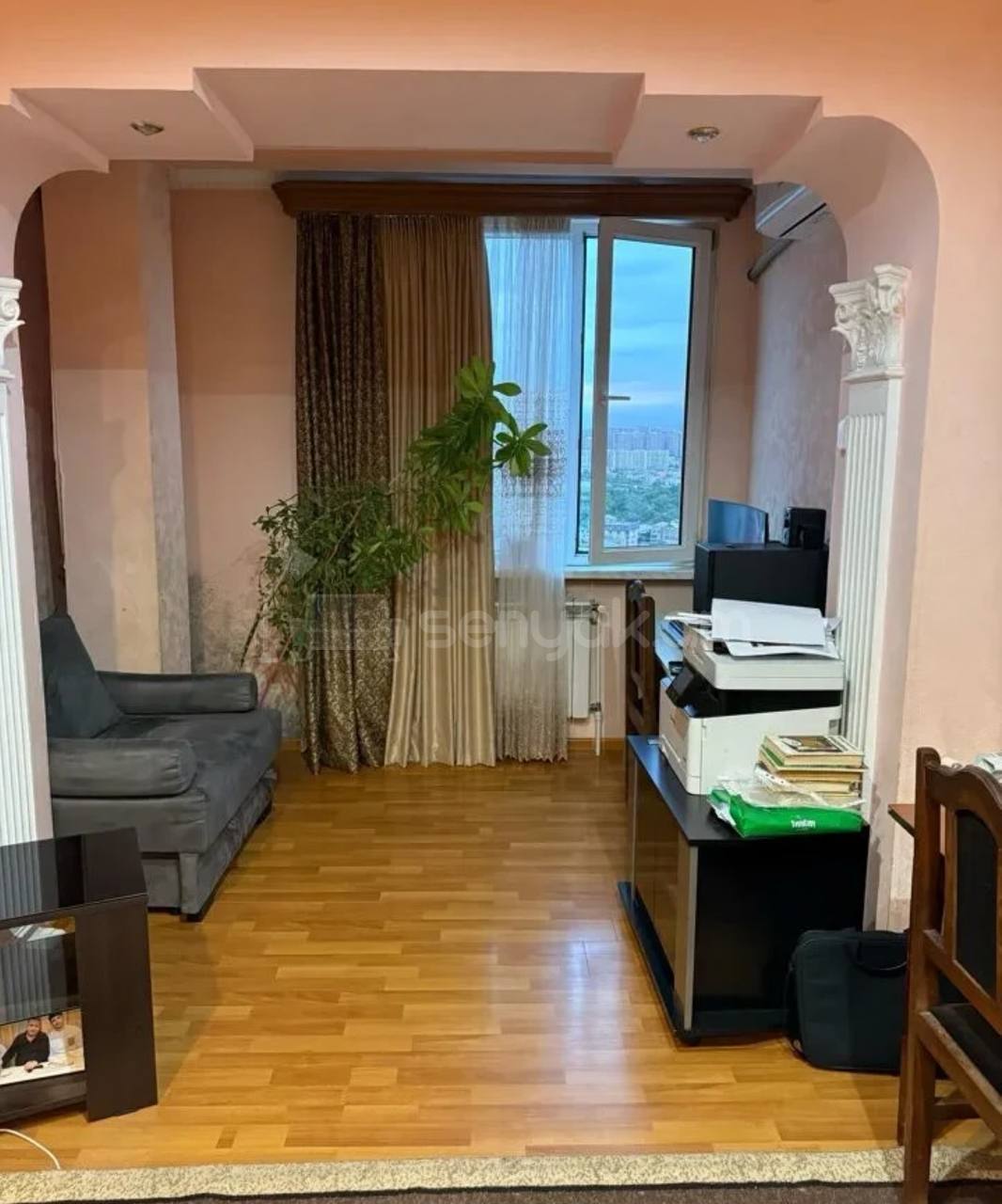 3 Սենյականոց Բնակարան Քարե Շենքում, 80քմ, 5/5 հարկ, Նորմալ Վիճակում, Կահավորված, Արևկող