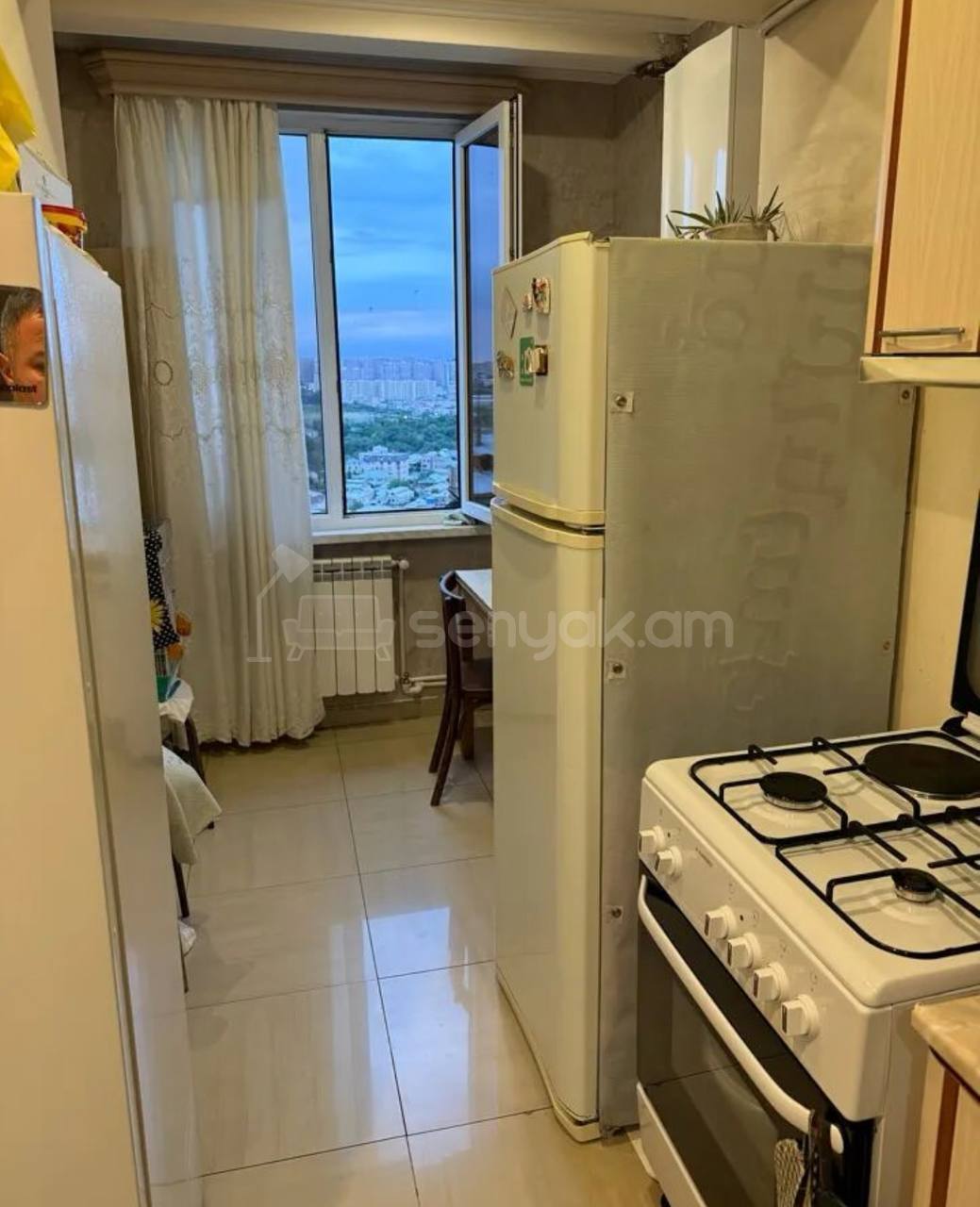 3 Սենյականոց Բնակարան Քարե Շենքում, 80քմ, 5/5 հարկ, Նորմալ Վիճակում, Կահավորված, Արևկող