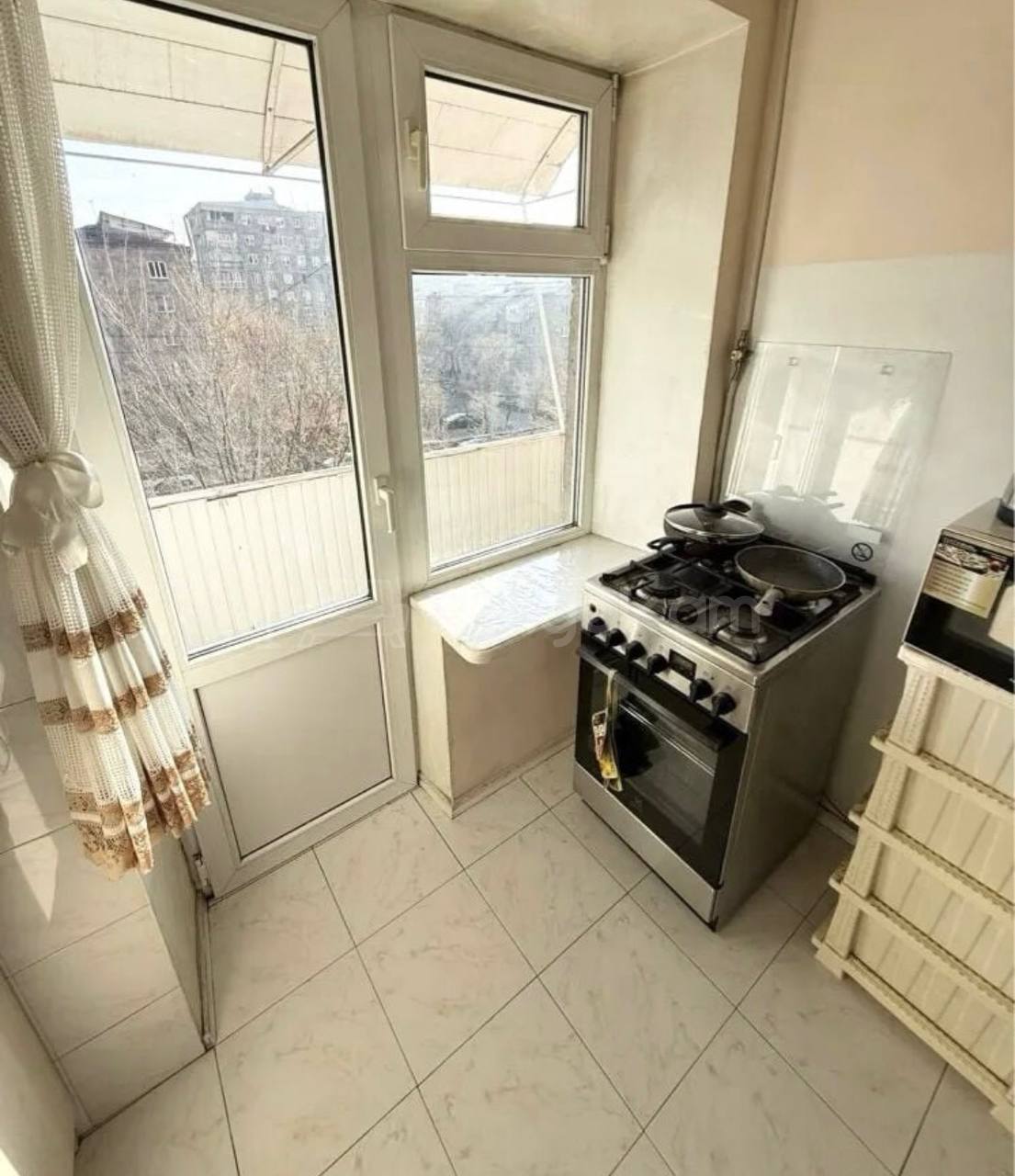 2 Սենյականոց Բնակարան Քարե Շենքում, 55քմ, 4/5 հարկ, Նորմալ Վիճակում, Կահավորված, Արևկող