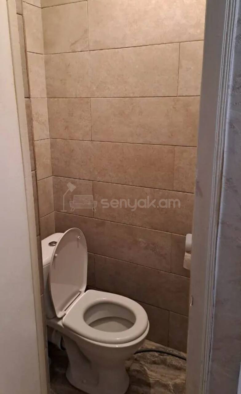 2 Սենյականոց Բնակարան Քարե Շենքում, 63քմ, 5/5 հարկ, Նորմալ Վիճակում, Կահավորված, Արևկող