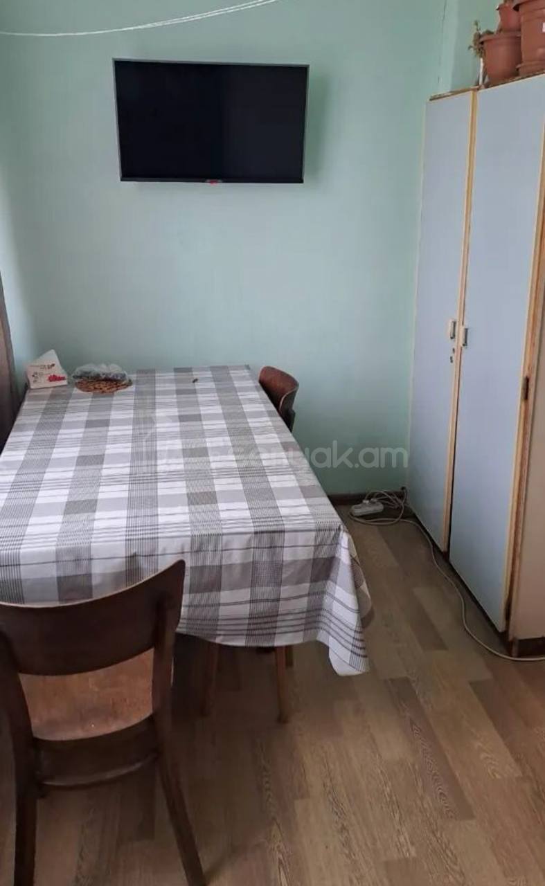 2 Սենյականոց Բնակարան Քարե Շենքում, 63քմ, 5/5 հարկ, Նորմալ Վիճակում, Կահավորված, Արևկող