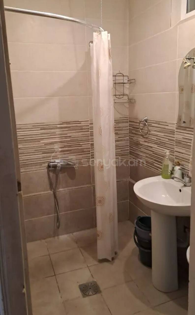 2 Սենյականոց Բնակարան Քարե Շենքում, 63քմ, 5/5 հարկ, Նորմալ Վիճակում, Կահավորված, Արևկող