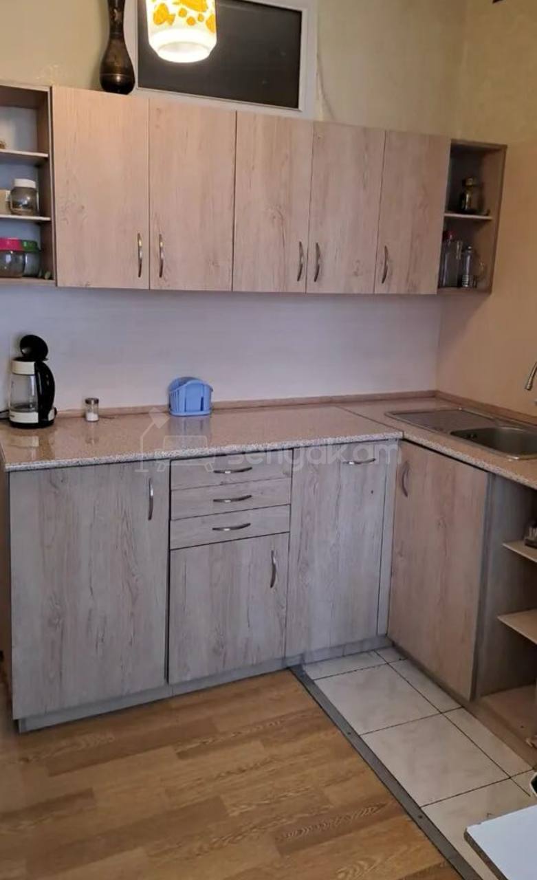 2 Սենյականոց Բնակարան Քարե Շենքում, 63քմ, 5/5 հարկ, Նորմալ Վիճակում, Կահավորված, Արևկող