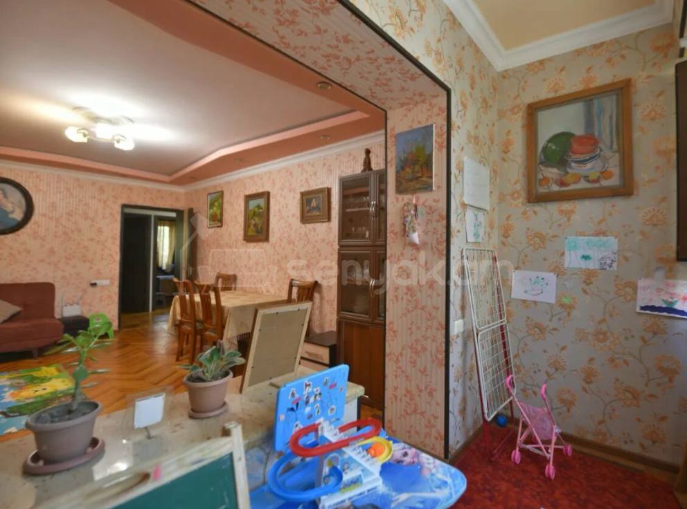 4 Սենյականոց Բնակարան Քարե Շենքում, 84քմ, 1/5 հարկ, Նորմալ Վիճակում