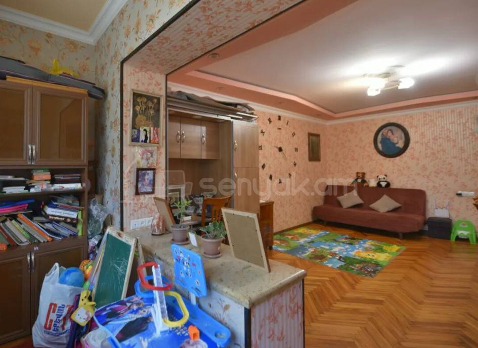 4 Սենյականոց Բնակարան Քարե Շենքում, 84քմ, 1/5 հարկ, Նորմալ Վիճակում