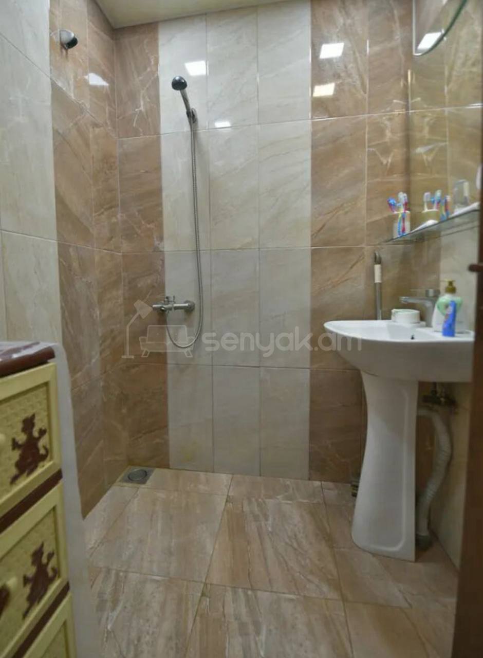 4 Սենյականոց Բնակարան Քարե Շենքում, 84քմ, 1/5 հարկ, Նորմալ Վիճակում