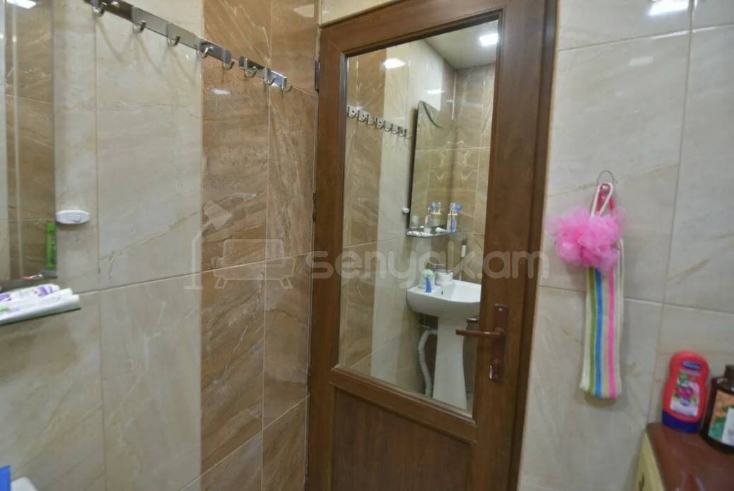 4 Սենյականոց Բնակարան Քարե Շենքում, 84քմ, 1/5 հարկ, Նորմալ Վիճակում