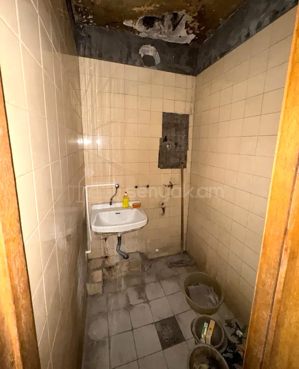 3 Սենյականոց Բնակարան Քարե Շենքում, 87քմ, 5/5 հարկ, Պետական Վիճակում