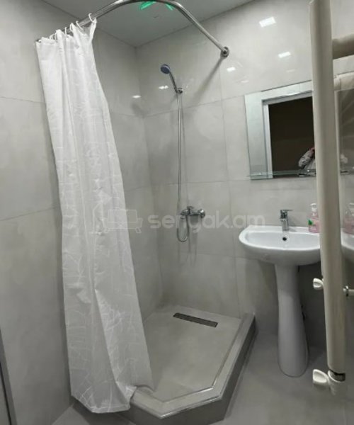 3 Սենյականոց Բնակարան Քարե Շենքում, 72քմ, 3/5 հարկ, Կոսմետիկ Վերանորոգված, Կահավորված, Արևկող