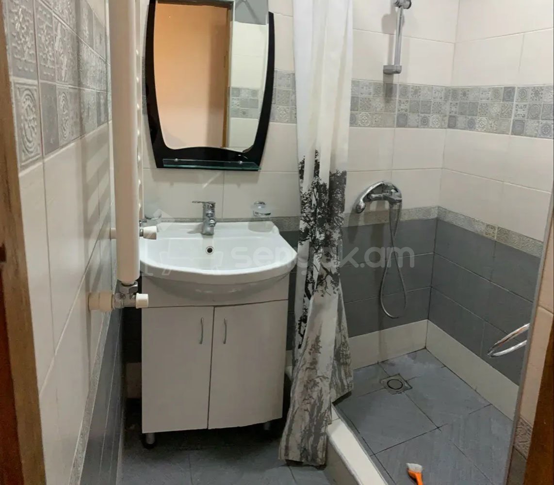 3 Սենյականոց Բնակարան Քարե Շենքում, 73քմ, 5/5 հարկ, Կապիտալ Վերանորոգված