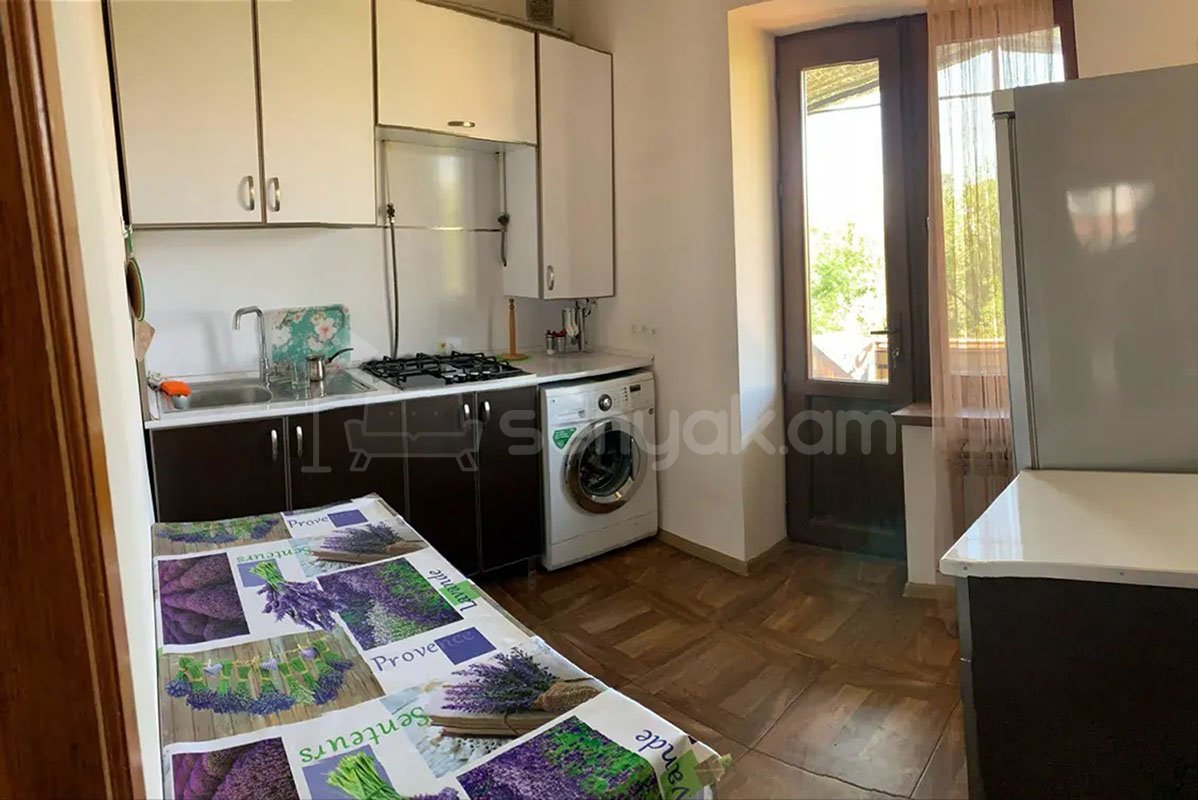 3 Սենյականոց Բնակարան Քարե Շենքում, 73քմ, 5/5 հարկ, Կապիտալ Վերանորոգված