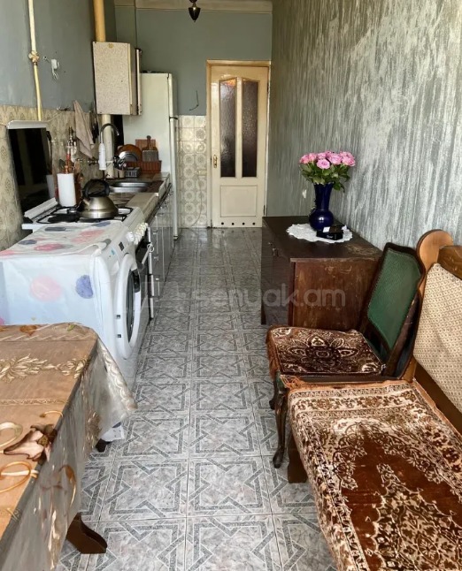 4 Սենյականոց Բնակարան Քարե Շենքում, 93քմ, 2/5 հարկ, Պետական Վիճակում