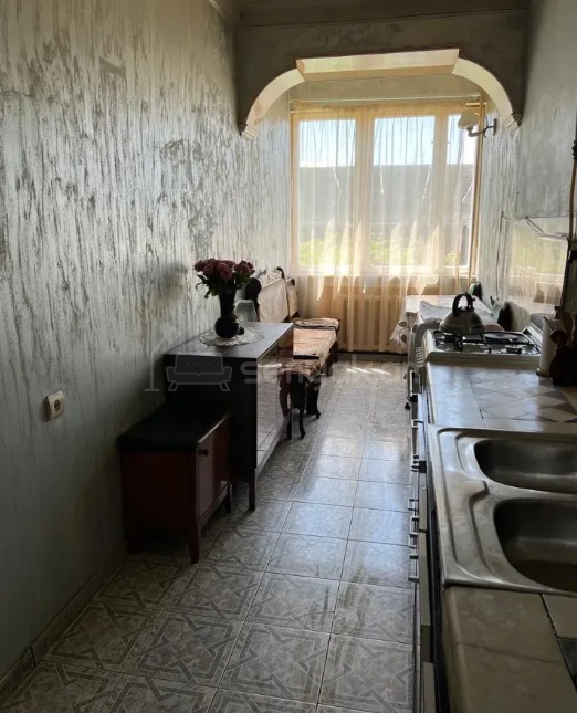 4 Սենյականոց Բնակարան Քարե Շենքում, 93քմ, 2/5 հարկ, Պետական Վիճակում