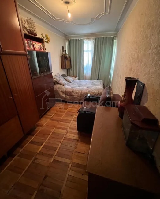 4 Սենյականոց Բնակարան Քարե Շենքում, 93քմ, 2/5 հարկ, Պետական Վիճակում