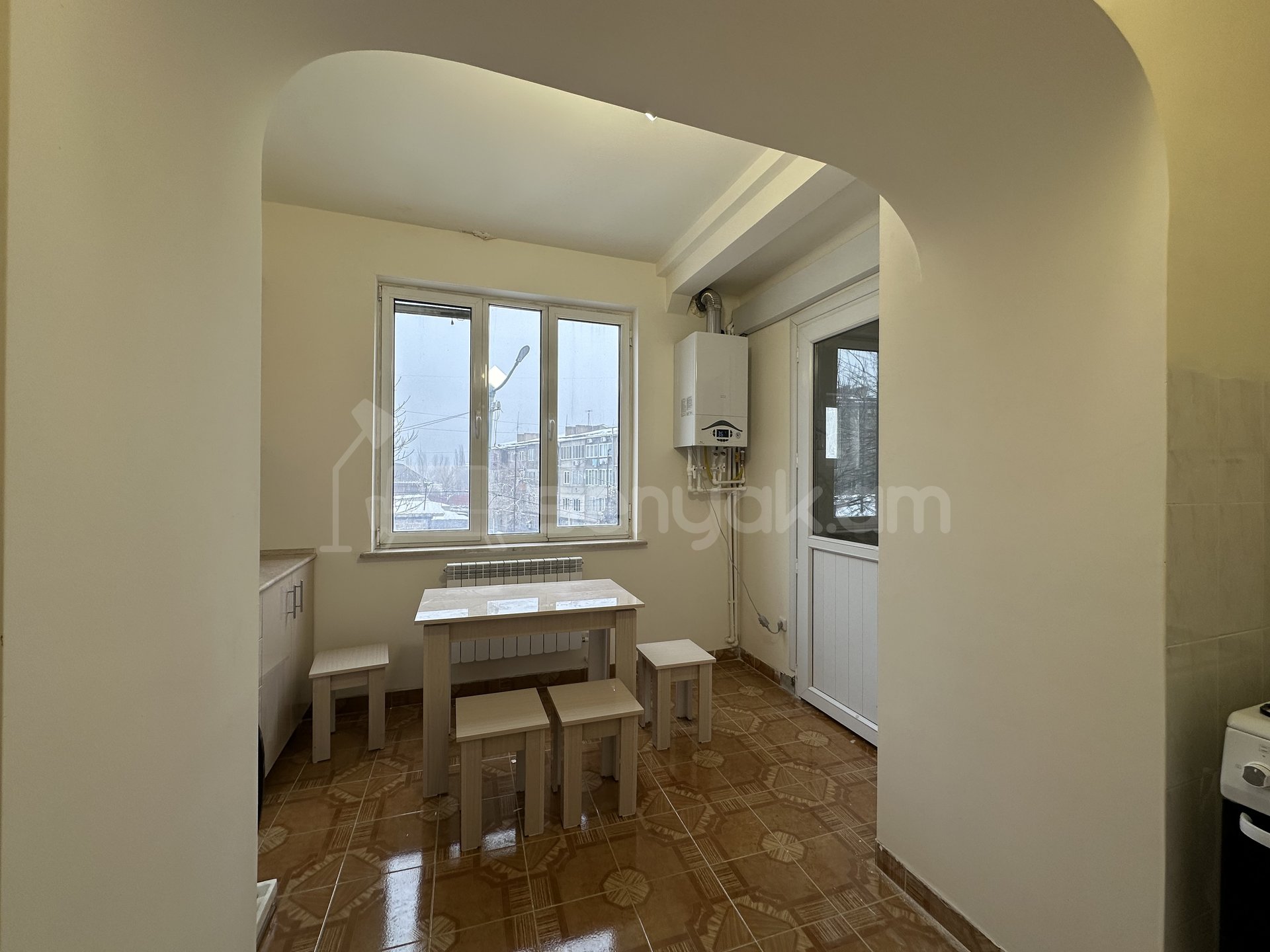 3 Սենյականոց Բնակարան Քարե Շենքում, 70քմ, 2/5 հարկ, Կապիտալ Վերանորոգված, Կահավորված