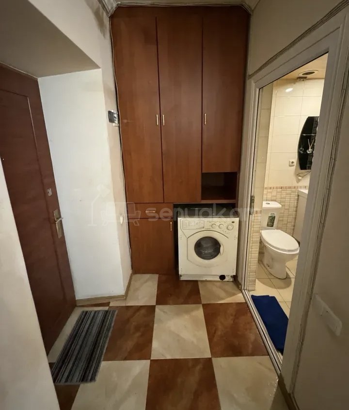 2 Սենյականոց Բնակարան Քարե Շենքում, 46քմ, 3/5 հարկ, Նորմալ Վիճակում, Կահավորված